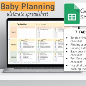 Könnte beinhalten: Ein Laptop-Computer zeigt eine Google Sheets-Tabelle mit dem Titel "Baby Planning ultimate spreadsheet". Die Tabelle hat sieben Registerkarten: "To-do-Liste pro Trimester", "Einen Anbieter finden", "Eine Doula auswählen", "Baby-Ausrüstungs-Geburtsliste", "Checkliste für Mama-Ausrüstung" und "Packliste für die Klinik".