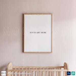 Maqueta de habitación infantil: Marco vertical de 3x4 sobre la cuna / Archivo PSD