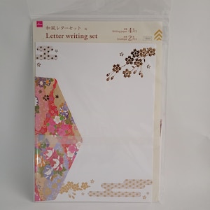 Ensemble de lettres à motifs japonais, motif fleurs de cerisier.
