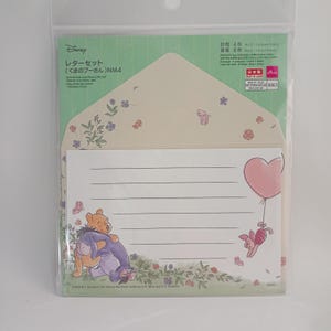 以下が含まれることがあります： ディズニーのレターパッドと封筒のセットで、くまのプーさんのキャラクターが登場します。 文房具セットには、罫線入りのレターパッドと、花柄と蝶のアクセントが付いたクリーム色の封筒が含まれています。 レターパッドには、ハート型の風船のイラストがあります。