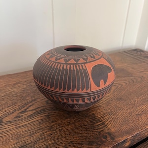 Vintage  Navajo Sgraffito Bear Seed Pot, Signed GRAY