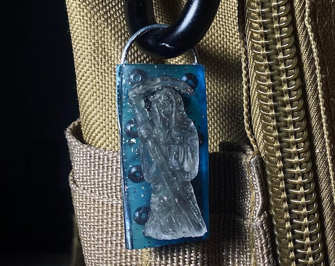 Scythe Blve & Crystal Screw Lock Zipper Pull