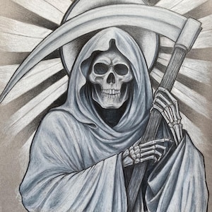 Puede incluir: Dibujo en escala de grises de la Parca sosteniendo una guadaña. La figura está envuelta en una túnica gris con capucha, revelando una cara de calavera. Un halo está detrás de la cabeza de la Parca, y el fondo presenta líneas radiantes. La firma del artista está en la parte inferior.