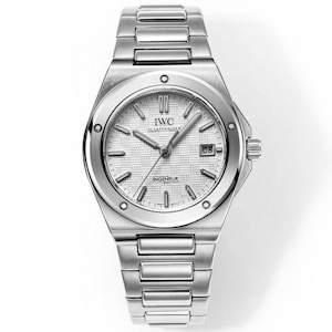 以下が含まれることがあります： シルバーの文字盤と3時の位置に日付表示窓が付いた、ステンレススチール製のIWC Ingenieurの腕時計。 時計はテクスチャ加工された文字盤と金属製のブレスレットを備えています。 高級品です。