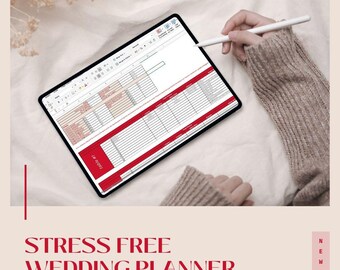Peut inclure: Une tablette numérique affichant un tableur de planificateur de mariage, avec des accents rouges et blancs. Le texte "STRESS FREE WEDDING PLANNER" est en bas. Une main tient un stylet au-dessus de l'écran. Le mot "NEW!" est en haut à droite.