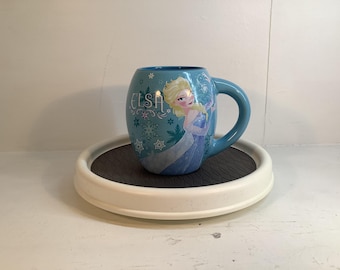 Kubek Disneya z Elsą i Olafem.