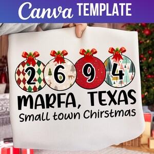 Puede incluir: Diseño navideño blanco con cuatro adornos con los números 2, 6, 9 y 4. Cada adorno tiene un patrón único y un lazo rojo. El texto "MARFA, TEXAS small town Chirstmas" está debajo.