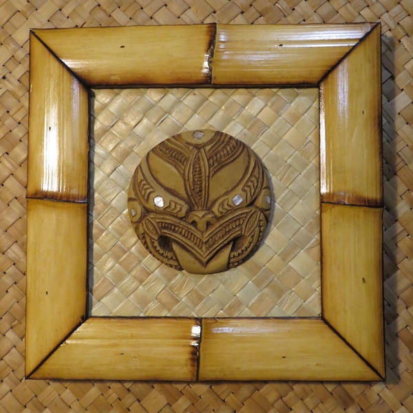Art mural tiki bar encadré - sculpture tiki de style maori - statue tiki de Nouvelle-Zélande dans un cadre en bambou fait à la main - sculpture murale suspendue 10 x 10 pouces