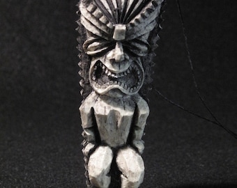 Replica della collana Tiki di Scrubs dall'episodio "La famiglia Brady" alle Bahamas. Sii proprio come JD e Turk con questo ciondolo Tiki fatto a mano.