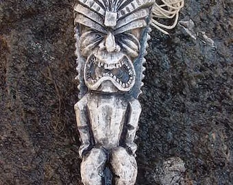 Replica della collana Tiki di Scrubs dall'episodio "La famiglia Brady" alle Bahamas. Sii proprio come JD e Turk con questo ciondolo Tiki fatto a mano.