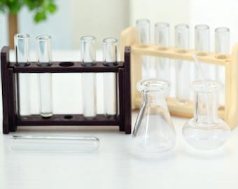 Kit de laboratorio en miniatura para casa de muñecas: tubos de ensayo de vidrio, soporte de madera, gotero, vaso medidor y accesorios para experimentos de química.