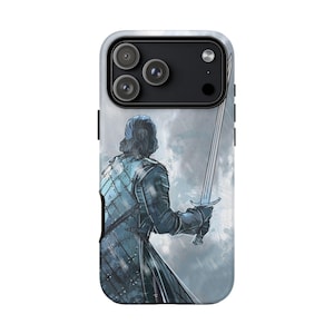 Puede incluir: Una funda de teléfono con una ilustración en acuarela de una figura con armadura sosteniendo una espada. El diseño es predominantemente azul y gris, con un fondo nublado. La funda tiene un marco plateado y detalles en negro.