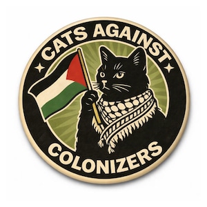 Puede incluir: Una pegatina redonda con un gato negro que lleva una bufanda estampada y sostiene una bandera con rayas rojas, blancas, verdes y negras. El texto "CATS AGAINST COLONIZERS" est&aacute; en un patr&oacute;n circular alrededor del gato.