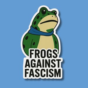 Può includere: Un adesivo con un personaggio di un cartone animato a forma di rana con una sciarpa blu. La rana è verde con macchie nere e una pancia beige. Il testo "FROGS AGAINST FASCISM" è in basso in grassetto nero su sfondo bianco.