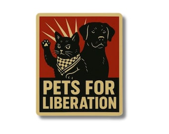 Puede incluir: Una pegatina rectangular con un gato negro con un pañuelo a cuadros y un perro negro sobre un fondo rojo con rayos de sol blancos. El texto PETS FOR LIBERATION está impreso en letras mayúsculas negras sobre una base de color crema.