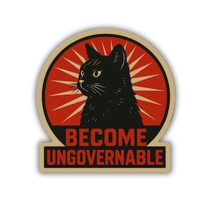Könnte beinhalten: Ein Holzaufkleber mit einer schwarzen Katzenillustration vor einem roten Sonnenstrahl-Design. Der Text "BECOME UNGOVERNABLE" ist in schwarzer Schrift auf einem rechteckigen Banner darunter abgebildet.