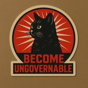 Op de afbeelding: Een sticker met een zwarte kattenillustratie tegen een rode achtergrond met witte stralen. De tekst "BECOME UNGOVERNABLE" staat in een rechthoekige doos eronder. De sticker staat op een neutrale achtergrond.