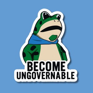 Può includere: Un adesivo con un personaggio di un cartone animato a forma di rana con corpo verde, macchie nere e una sciarpa blu. La rana ha un'espressione neutra. Il testo "BECOME UNGOVERNABLE" è in grassetto, in nero.