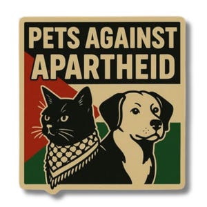 Pode incluir: Adesivo quadrado com o texto "PETS AGAINST APARTHEID" sobre um gato preto e um cão. O fundo apresenta as cores vermelho, branco, verde e preto, com uma borda creme.