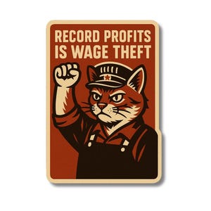 Puede incluir: Una pegatina con un gato con gorra y puño en alto. El texto "RECORD PROFITS IS WAGE THEFT" está presente. El diseño utiliza tonos marrones, negros y beige, creando una estética vintage.