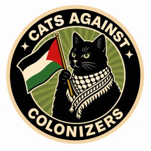 Può includere: Un adesivo circolare raffigurante un gatto nero che indossa una kefiah bianca e nera, che tiene una bandiera con strisce nere, bianche, verdi e rosse. Il testo CATS AGAINST COLONIZERS è stampato in un bordo circolare su sfondo verde.