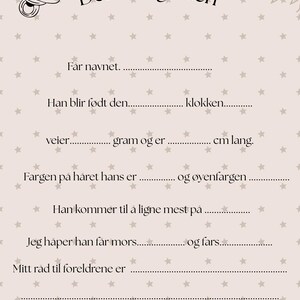 Puede incluir: Tarjeta de juego para baby shower con el texto "Den lille gutten" y preguntas para rellenar. La tarjeta tiene un fondo rosa claro con patrones de estrellas e ilustraciones de un chupete y un osito de peluche.