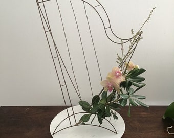 Vintage wire harp-shaped florist frame, hinged standing display