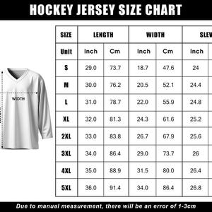 Puede incluir: Una camiseta de hockey blanca con cuello en V, mostrada con una tabla de tallas. La tabla detalla las medidas en pulgadas y cent&iacute;metros para la longitud, el ancho y la longitud de la manga, desde la talla S hasta la 5XL. El texto dice "HOCKEY JERSEY SIZE CHART".