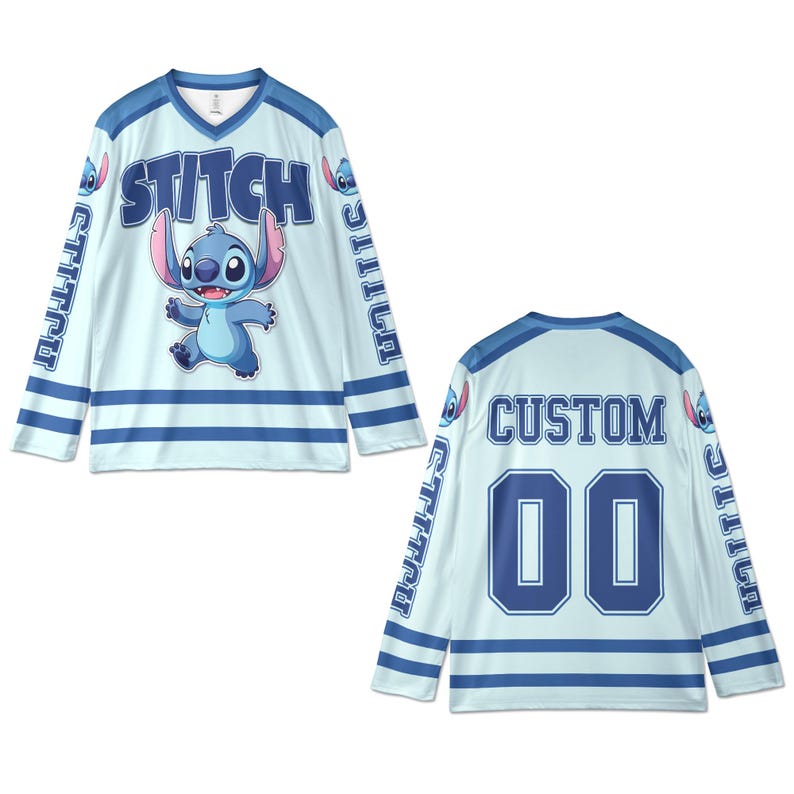 Puede incluir: Jersey de hockey azul claro con el personaje Stitch de Lilo & Stitch. La parte delantera muestra "STITCH" y una imagen de Stitch. Las mangas tienen "STITCH" impreso. La parte trasera tiene "CUSTOM" y el n&uacute;mero "00".