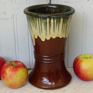 Vase en terre cuite émaillée antique Français de 8,9 po., vase en poterie brune avec glaçure goutte à goutte, céramique organique, faïence ancienne, décoration rustique