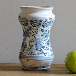 イタリア製アンティーク アルバレロ薬瓶、18世紀錫釉陶器、陶器薬瓶、古い陶器の壺、青と白 6.2インチ