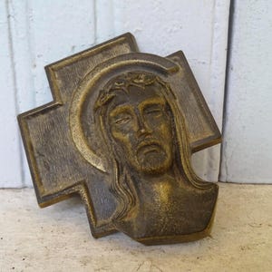 4.3&quot; Vintage French Gilt Plaque Depicting Christ, Religious Wall Decor, Plaque of Jesus, Catholic Decorations, Vintage Crucifix, Wall Cross