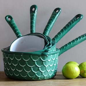 5er Set französische Vintage grüne Emaille-Pfannen mit Fischschuppenmuster, Emaille-Töpfe, emaillierte Pfannen, französische Küchenartikel, Retro-Küche