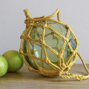 Boa in vetro vintage francese in vetro verde con rete di corda gialla, galleggiante in vetro soffiato a mano, sfera in vetro, galleggiante da pesca, decorazione costiera da 5,1 pollici