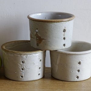Antyczne francuskie sitka do sera Faisselle z ceramiki, durszlaki ceramiczne, sita ceramiczne, kuchnia w stylu rustykalnym, 3,7 cala, USA. W cenie zawarte opłaty.