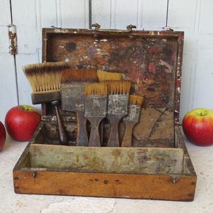Scatola di vernice antica francese da 11,8" con pennelli, scatola d'arte antica, scatola di legno per artisti, vecchi pennelli, materiali artistici antichi, decorazioni per studi d'arte