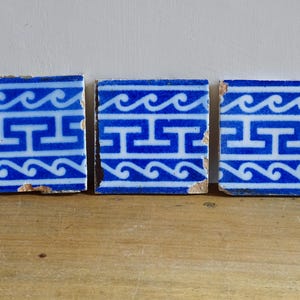 Set von 3 französischen antiken Steingutkacheln in Blau und Weiß, Desvres-Keramik, Architektursalvage, 19