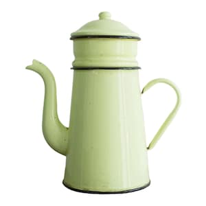 Puede incluir: Una cafetera de esmalte amarillo pálido con tapa y asa negras. La cafetera tiene un borde negro alrededor de la parte superior e inferior.