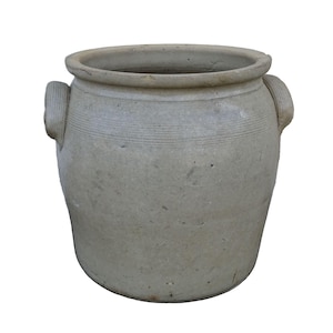 Può includere: Grande vaso in ceramica grigio chiaro con due piccole maniglie laterali. Il vaso ha un'ampia apertura e una superficie leggermente ruvida. Linee orizzontali corrono lungo il centro. Ideale per l'arredamento della casa, circa 30 cm di diametro.