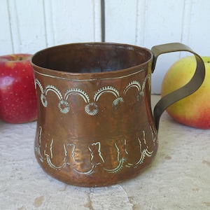 Caneca de cobre antiga de 3,8" com design gravado, caneca de cobre gravada com alça de latão, xícara de cobre, decoração de casa de campo, cozinha rústica