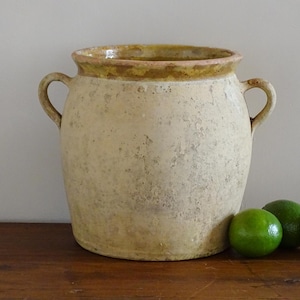 Franse antieke confitpot met geel glazuur interieur, terracotta pot met twee handgrepen, aardewerk plantenbak, keramische pot, rustieke boerderij