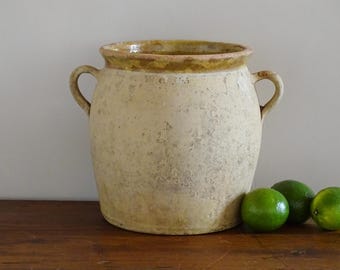 Franse antieke confitpot met geel glazuur interieur, terracotta pot met twee handgrepen, aardewerk plantenbak, keramische pot, rustieke boerderij
