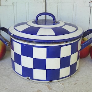 12.6&quot; Vintage French Blue and White Enamel Casserole, Enamelware Pan with Lid, Checked Pattern, Enamelled Pan, Farmhouse Kitchen Decor