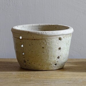 Passoire à fromage faisselle poterie antique Français, décor d'étagère, tamis en céramique, passoire en poterie, décor de ferme de campagne rustique 4,6"