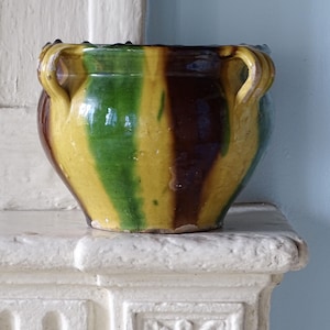Cache-pot ancien en céramique française, pot en terre cuite à glaçure jaune-vert coulante, Castelnaudary. Frais de douane inclus.