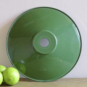 Vintage französische Emaille-Lampenschirme in Grün – Mehrere verfügbar, emaillierte Deckenleuchte, Retro-Emaille-Lampenschirm, Industriebeleuchtung 24,6 cm (9,7 Zoll)