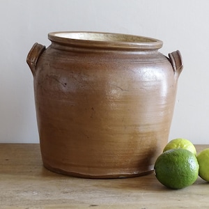 Frans antiek steengoed confitpot met zoutglazuur, bruine keramische cachepot met handgrepen, rustiek boerderijdecor 9,1"