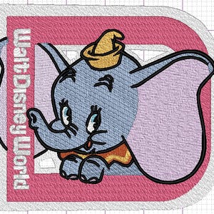 以下が含まれることがあります： ディズニーのダンボのダンボの象が刺繍されたピンクと白の刺繍パッチ。パッチには白い文字で「Walt Disney World」の文字が書かれています。