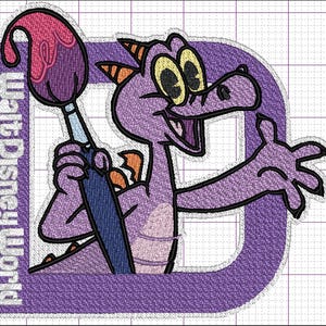 Könnte beinhalten: Gestickter Aufnäher mit einem lila Drachen, der einen Pinsel mit rosa Farbe hält. Der Drache befindet sich in einem lila Buchstaben "D" mit den Worten "Walt Disney World" vertikal auf der linken Seite. Der Aufnäher hat eine denimartige Textur.