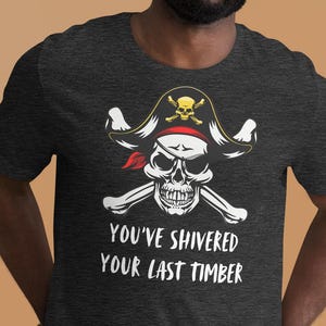 Koszulka „Shivered Your Last Timber”: zabawna grafika z piratem